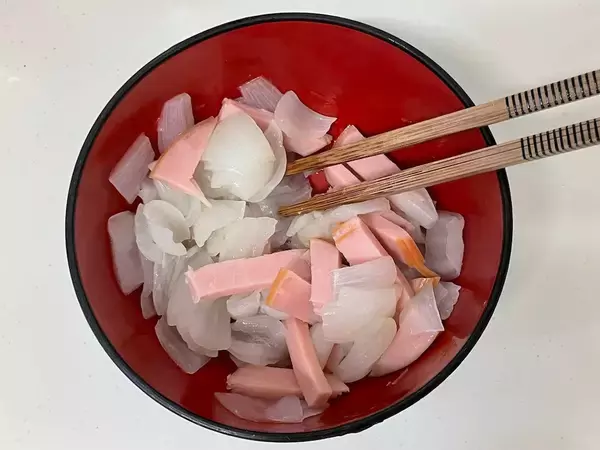 「【バズレシピ再現】甘い、甘すぎる～！究極の春野菜レシピ「オニサラ」で新玉ねぎを存分に味わってみた」の画像