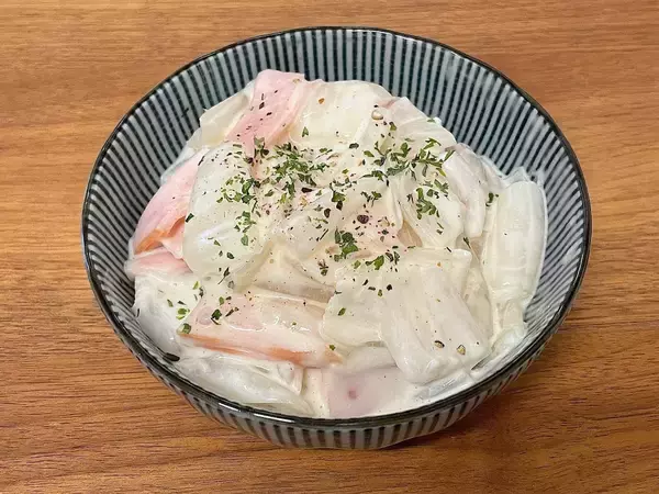 「【バズレシピ再現】甘い、甘すぎる～！究極の春野菜レシピ「オニサラ」で新玉ねぎを存分に味わってみた」の画像