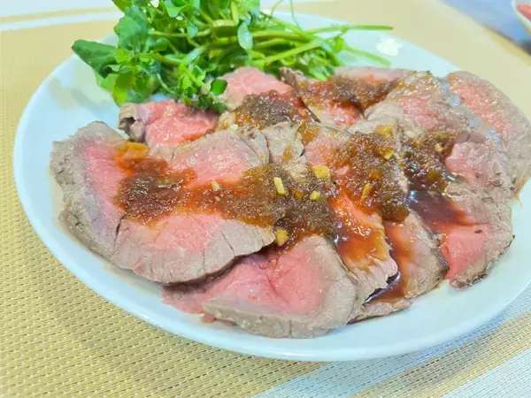 「【調理の裏ワザ】3.2万いいね！の「ローストビーフ」作ってみた！炊飯器ならしっとり柔らか～く仕上がります」の画像