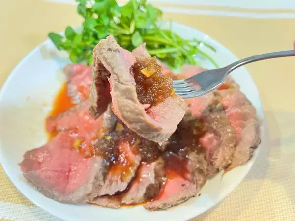 「【調理の裏ワザ】3.2万いいね！の「ローストビーフ」作ってみた！炊飯器ならしっとり柔らか～く仕上がります」の画像