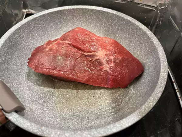 「【調理の裏ワザ】3.2万いいね！の「ローストビーフ」作ってみた！炊飯器ならしっとり柔らか～く仕上がります」の画像