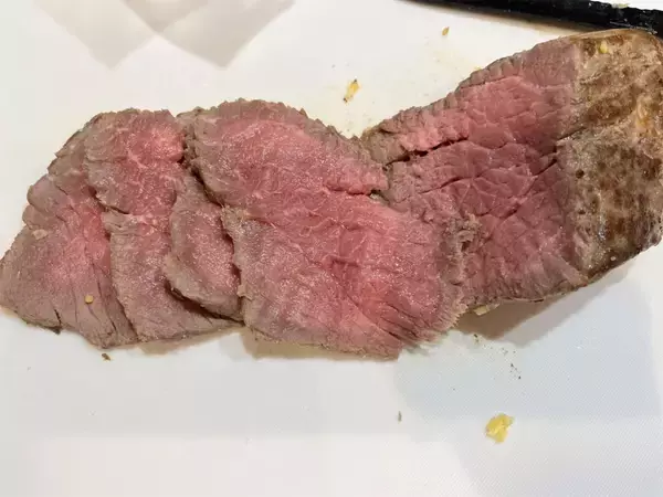 「【調理の裏ワザ】3.2万いいね！の「ローストビーフ」作ってみた！炊飯器ならしっとり柔らか～く仕上がります」の画像