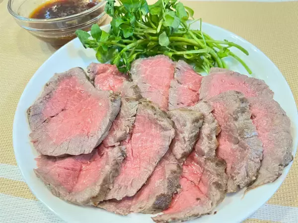 「【調理の裏ワザ】3.2万いいね！の「ローストビーフ」作ってみた！炊飯器ならしっとり柔らか～く仕上がります」の画像