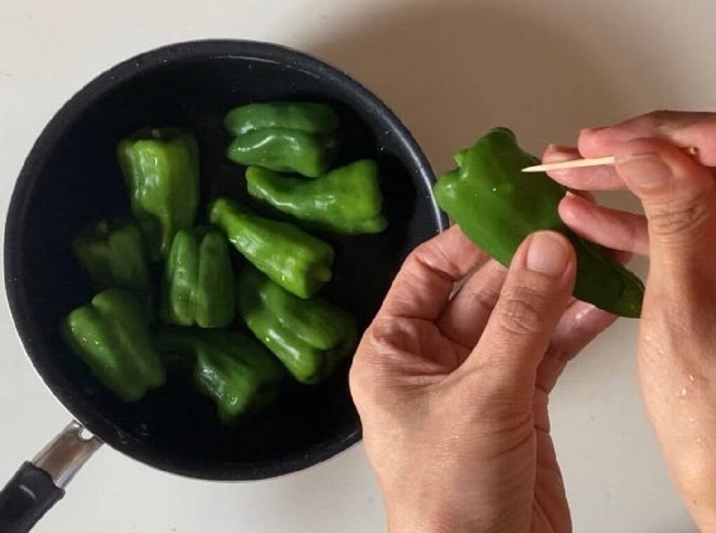 【ピーマン大量消費】口の中でトロンと消える♡「丸ごと煮びたし」作ろう！種やワタ、ヘタまで旨っ【包丁いらず】