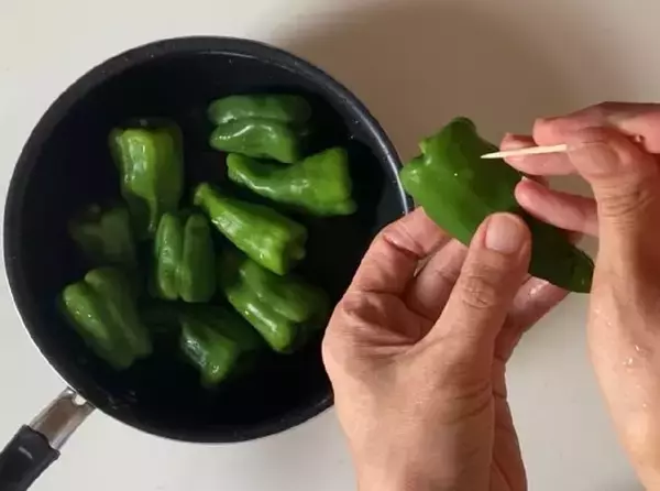 「【ピーマン大量消費】口の中でトロンと消える♡「丸ごと煮びたし」作ろう！種やワタ、ヘタまで旨っ【包丁いらず】」の画像