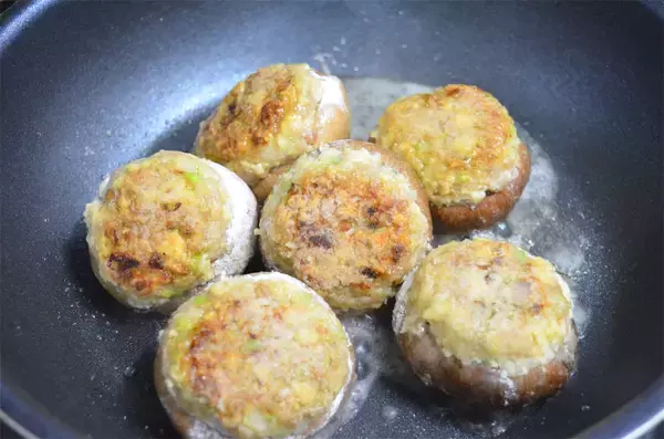 「【秋はしいたけでしょ！】肉汁と旨味のハーモニー♡「農家直伝しいたけの肉詰め」は豆腐でジューシーレベルMAX」の画像