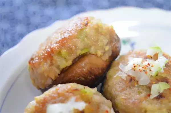 「【秋はしいたけでしょ！】肉汁と旨味のハーモニー♡「農家直伝しいたけの肉詰め」は豆腐でジューシーレベルMAX」の画像