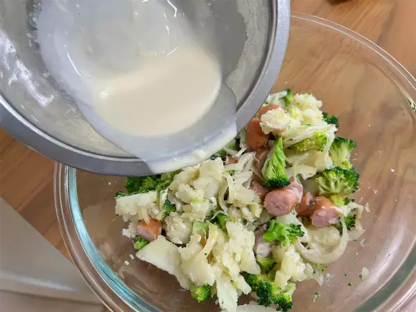 「【ポテサラにあの液体加えると…？】しっとりトロトロ♡になるんだって！具を炒めるからコクもある～♪」の画像