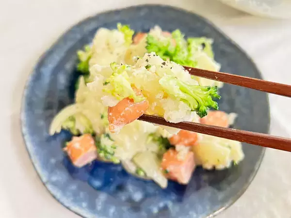 「【ポテサラにあの液体加えると…？】しっとりトロトロ♡になるんだって！具を炒めるからコクもある～♪」の画像