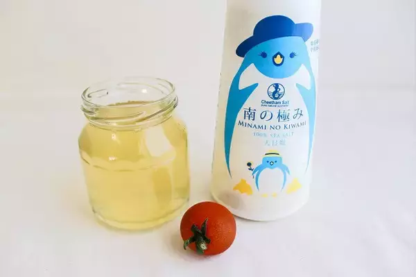 「【調理の裏ワザ】黄金色にうっとり♡いろいろ使える「万能トマトだし」作ってみた！冷製スープや酢の物が絶品～♪」の画像