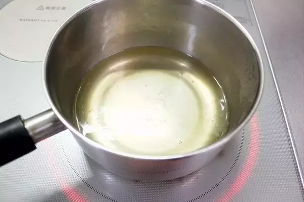 「【調理の裏ワザ】黄金色にうっとり♡いろいろ使える「万能トマトだし」作ってみた！冷製スープや酢の物が絶品～♪」の画像