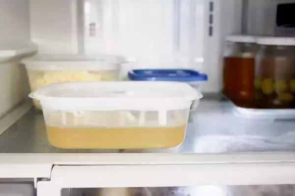 「【調理の裏ワザ】黄金色にうっとり♡いろいろ使える「万能トマトだし」作ってみた！冷製スープや酢の物が絶品～♪」の画像