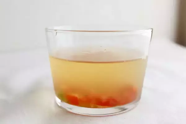 「【調理の裏ワザ】黄金色にうっとり♡いろいろ使える「万能トマトだし」作ってみた！冷製スープや酢の物が絶品～♪」の画像