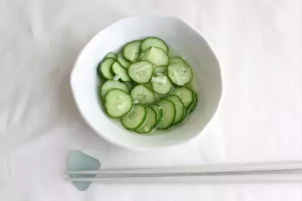 「【調理の裏ワザ】黄金色にうっとり♡いろいろ使える「万能トマトだし」作ってみた！冷製スープや酢の物が絶品～♪」の画像