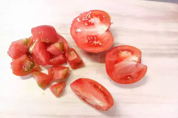 「【調理の裏ワザ】黄金色にうっとり♡いろいろ使える「万能トマトだし」作ってみた！冷製スープや酢の物が絶品～♪」の画像