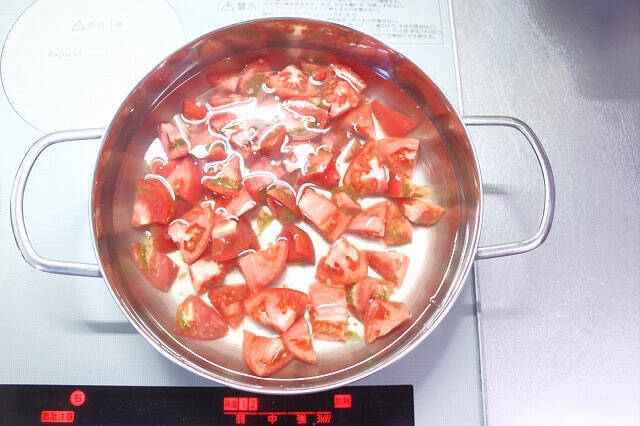 【調理の裏ワザ】黄金色にうっとり♡いろいろ使える「万能トマトだし」作ってみた！冷製スープや酢の物が絶品～♪