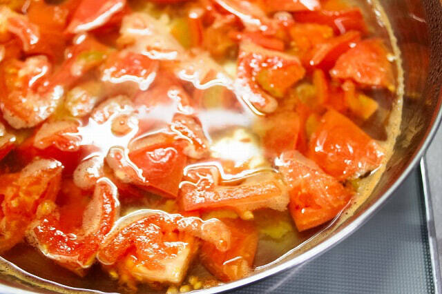 【調理の裏ワザ】黄金色にうっとり♡いろいろ使える「万能トマトだし」作ってみた！冷製スープや酢の物が絶品～♪