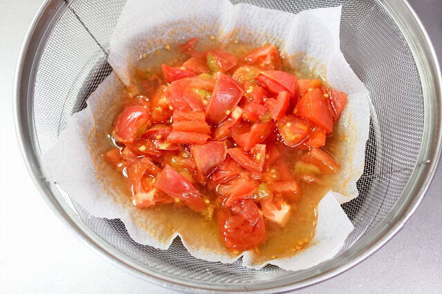 【調理の裏ワザ】黄金色にうっとり♡いろいろ使える「万能トマトだし」作ってみた！冷製スープや酢の物が絶品～♪