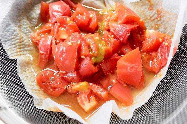 【調理の裏ワザ】黄金色にうっとり♡いろいろ使える「万能トマトだし」作ってみた！冷製スープや酢の物が絶品～♪