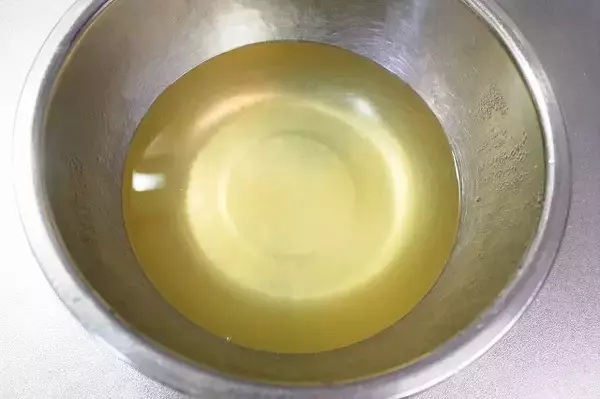 「【調理の裏ワザ】黄金色にうっとり♡いろいろ使える「万能トマトだし」作ってみた！冷製スープや酢の物が絶品～♪」の画像