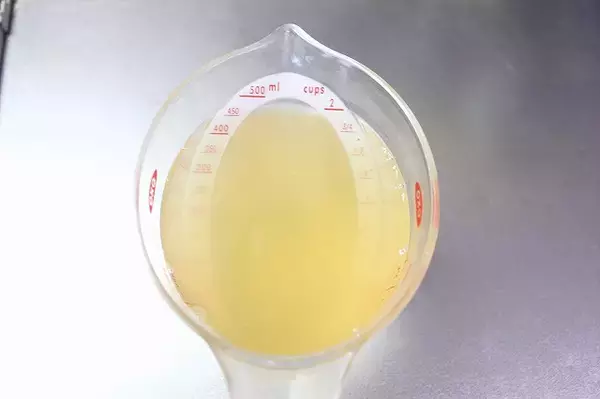 「【調理の裏ワザ】黄金色にうっとり♡いろいろ使える「万能トマトだし」作ってみた！冷製スープや酢の物が絶品～♪」の画像