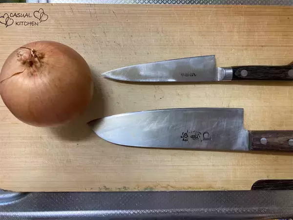 「【料理の裏ワザ】体感的には秒で終わる「玉ねぎのみじん切り」試してみた♪先の細い包丁で芯を残して…」の画像