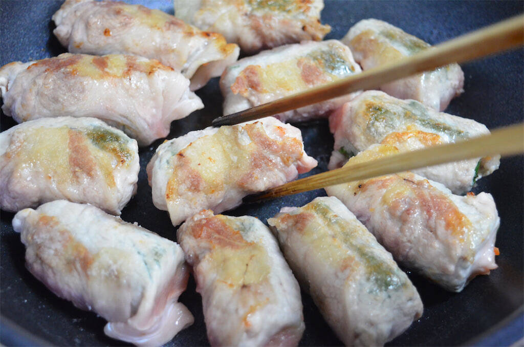 【ポリポリ食感がお肉にマッチ】なんときゅうりを巻く「肉巻き」作ってみた！オイキムチっぽいけど和風♪