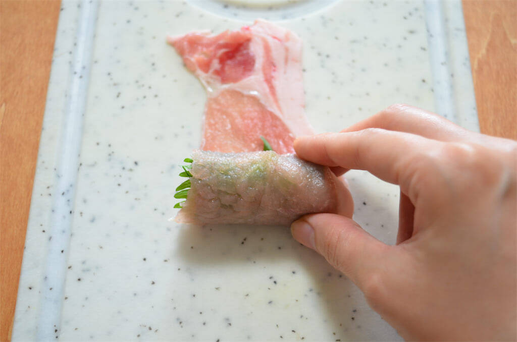 【ポリポリ食感がお肉にマッチ】なんときゅうりを巻く「肉巻き」作ってみた！オイキムチっぽいけど和風♪
