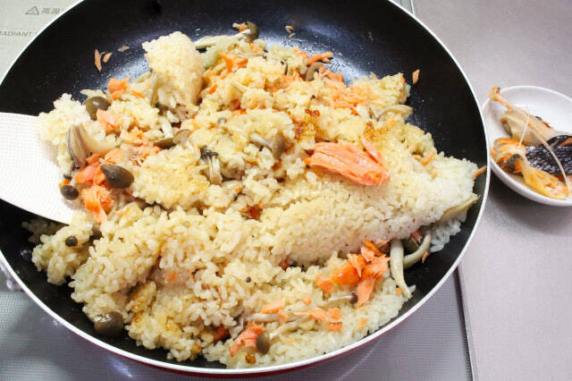 【フライパンで炊き込みご飯】焼き目とおこげが香ばすぃ〜♪「焼き鮭の炊きこみごはん」作ってみた！