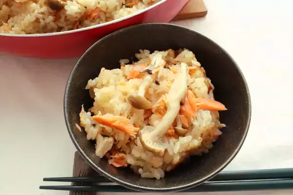 「【フライパンで炊き込みご飯】焼き目とおこげが香ばすぃ〜♪「焼き鮭の炊きこみごはん」作ってみた！」の画像