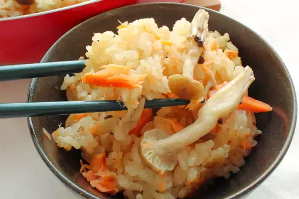 「【フライパンで炊き込みご飯】焼き目とおこげが香ばすぃ〜♪「焼き鮭の炊きこみごはん」作ってみた！」の画像