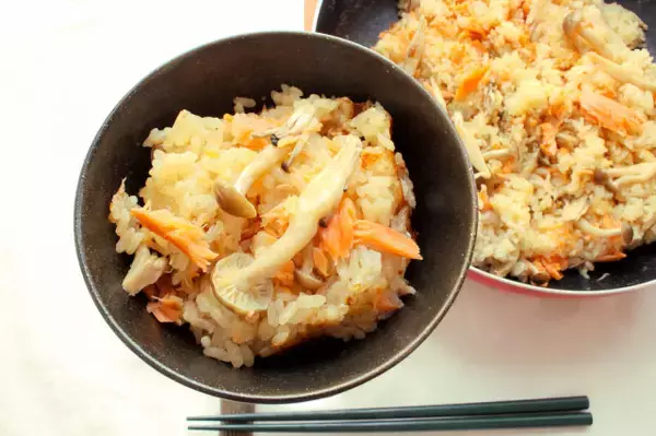 「【フライパンで炊き込みご飯】焼き目とおこげが香ばすぃ〜♪「焼き鮭の炊きこみごはん」作ってみた！」の画像