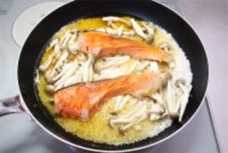 【フライパンで炊き込みご飯】焼き目とおこげが香ばすぃ〜♪「焼き鮭の炊きこみごはん」作ってみた！