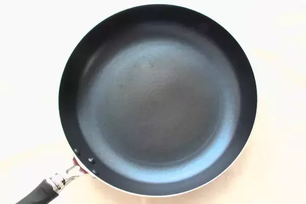 「【フライパンで炊き込みご飯】焼き目とおこげが香ばすぃ〜♪「焼き鮭の炊きこみごはん」作ってみた！」の画像