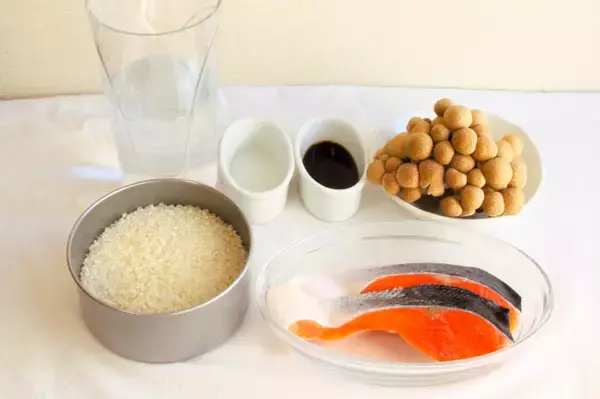 「【フライパンで炊き込みご飯】焼き目とおこげが香ばすぃ〜♪「焼き鮭の炊きこみごはん」作ってみた！」の画像