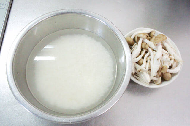 【フライパンで炊き込みご飯】焼き目とおこげが香ばすぃ〜♪「焼き鮭の炊きこみごはん」作ってみた！