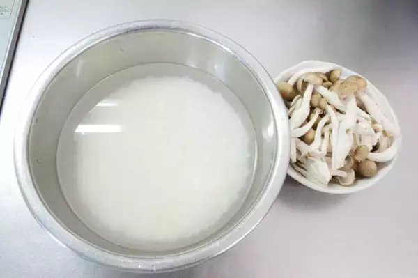 「【フライパンで炊き込みご飯】焼き目とおこげが香ばすぃ〜♪「焼き鮭の炊きこみごはん」作ってみた！」の画像