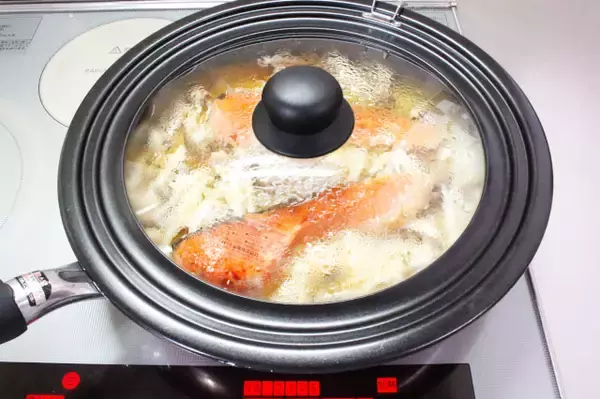 「【フライパンで炊き込みご飯】焼き目とおこげが香ばすぃ〜♪「焼き鮭の炊きこみごはん」作ってみた！」の画像