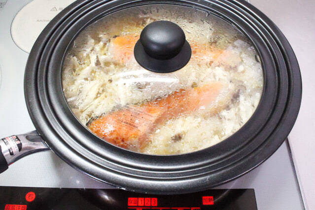 【フライパンで炊き込みご飯】焼き目とおこげが香ばすぃ〜♪「焼き鮭の炊きこみごはん」作ってみた！