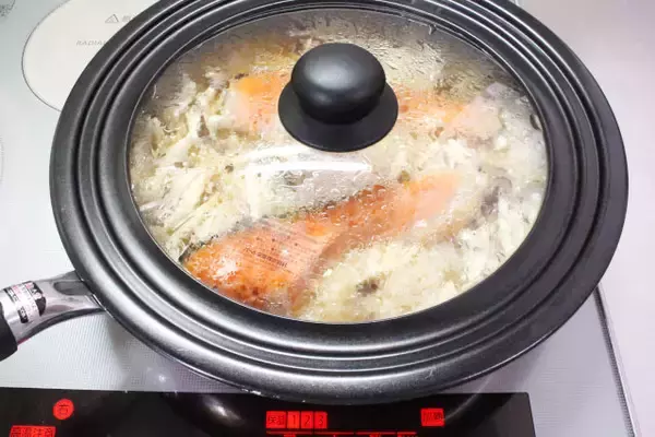 「【フライパンで炊き込みご飯】焼き目とおこげが香ばすぃ〜♪「焼き鮭の炊きこみごはん」作ってみた！」の画像