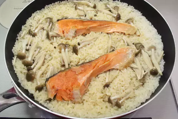 「【フライパンで炊き込みご飯】焼き目とおこげが香ばすぃ〜♪「焼き鮭の炊きこみごはん」作ってみた！」の画像
