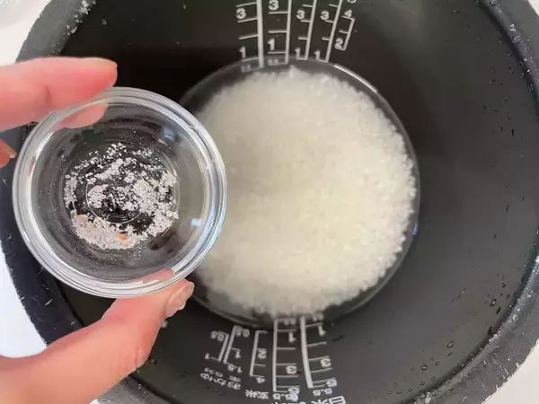 「【炊き込みご飯レシピ】味も香りもパンチ力抜群！SNSで話題の「にんにく炊き込みご飯」が衝撃的だった件」の画像