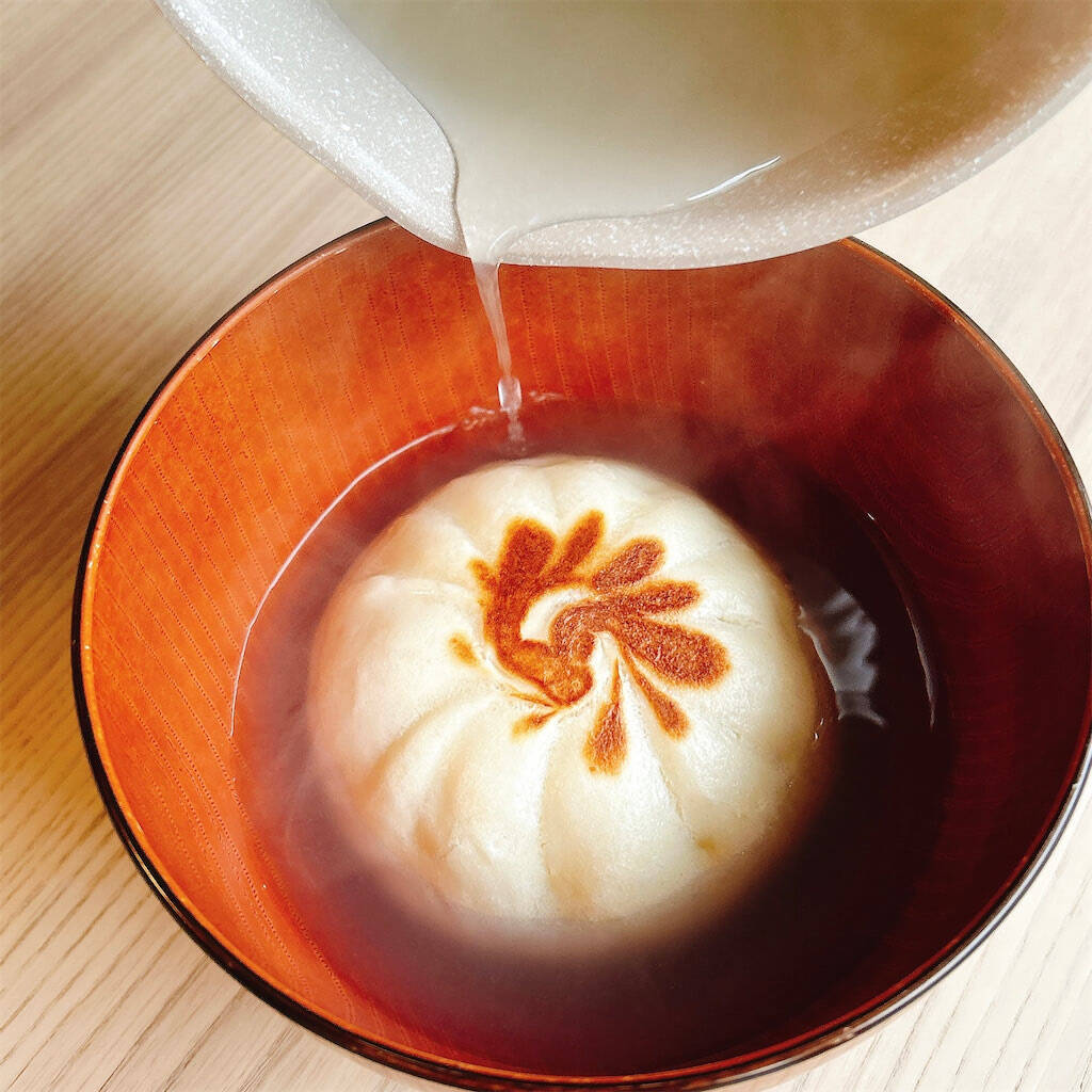 【飲む肉まん!?】新宿中村屋の中華まんを焼いてスープにドボン！「小籠包風スープ」が寒い夜に沁みる♡