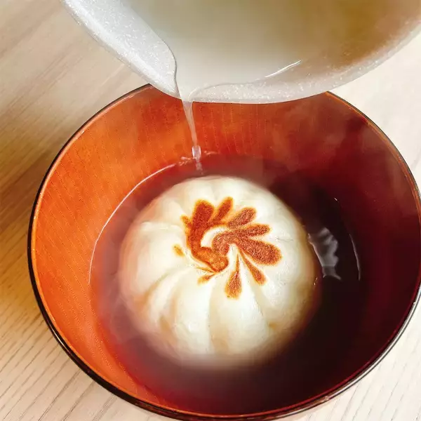 「【飲む肉まん!?】新宿中村屋の中華まんを焼いてスープにドボン！「小籠包風スープ」が寒い夜に沁みる♡」の画像