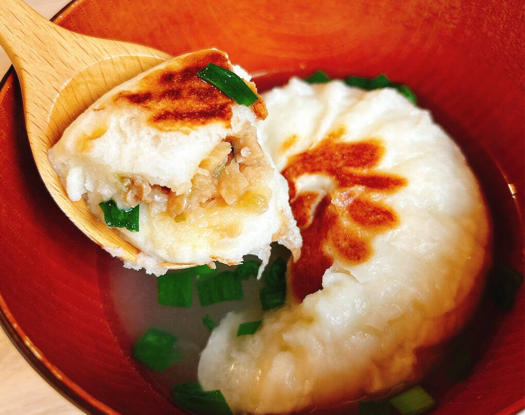 【飲む肉まん!?】新宿中村屋の中華まんを焼いてスープにドボン！「小籠包風スープ」が寒い夜に沁みる♡