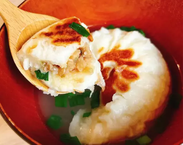 「【飲む肉まん!?】新宿中村屋の中華まんを焼いてスープにドボン！「小籠包風スープ」が寒い夜に沁みる♡」の画像