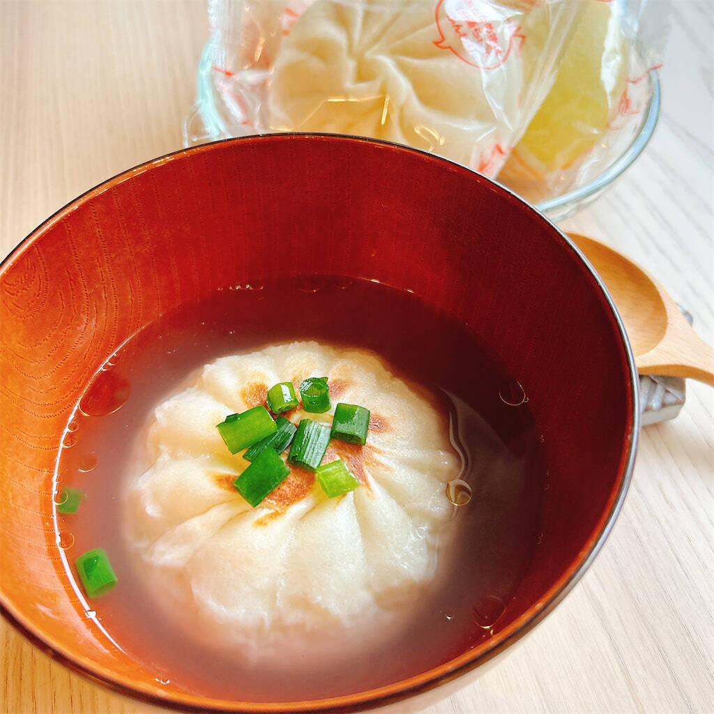 【飲む肉まん!?】新宿中村屋の中華まんを焼いてスープにドボン！「小籠包風スープ」が寒い夜に沁みる♡