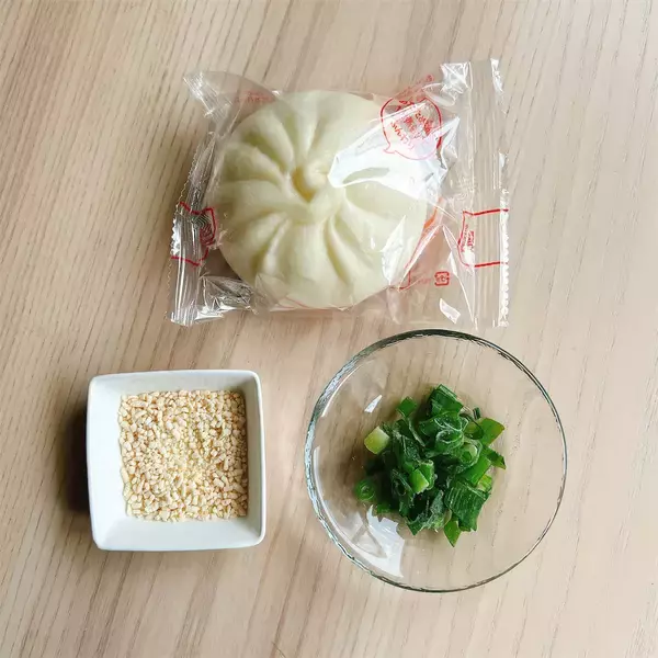 「【飲む肉まん!?】新宿中村屋の中華まんを焼いてスープにドボン！「小籠包風スープ」が寒い夜に沁みる♡」の画像