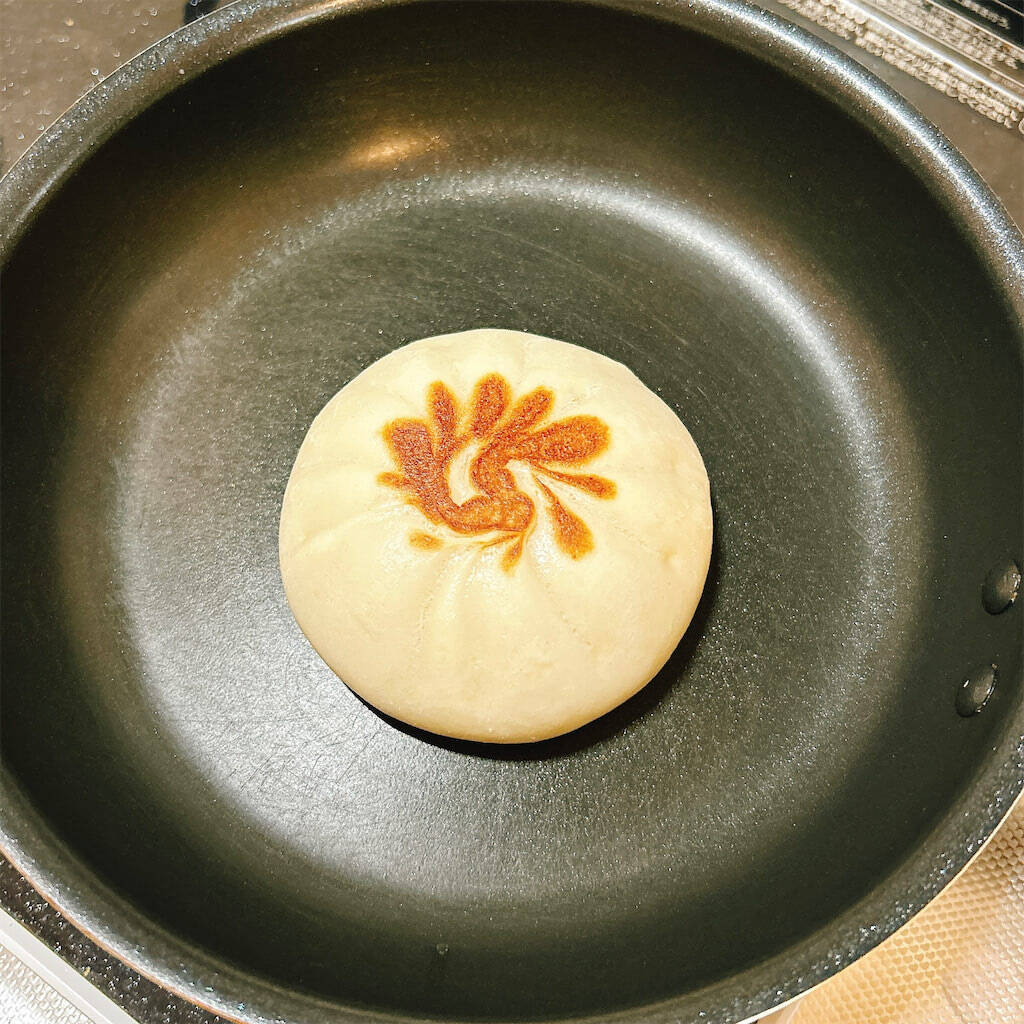 【飲む肉まん!?】新宿中村屋の中華まんを焼いてスープにドボン！「小籠包風スープ」が寒い夜に沁みる♡