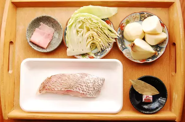 「【魚でポトフ】鯛の切り身をコンソメで煮込んでみた♪出汁が野菜に染みて…驚きのコク！【お肉より旨い!?】」の画像